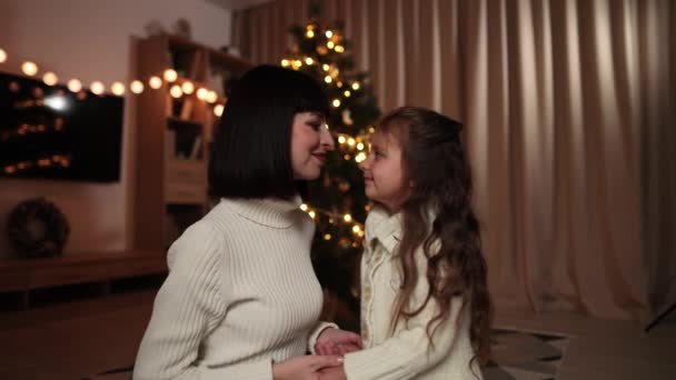 크리스마스를 축하하는 스웨터를 따뜻하게 엄마와 귀여운 이장식된 채앉아 — 비디오