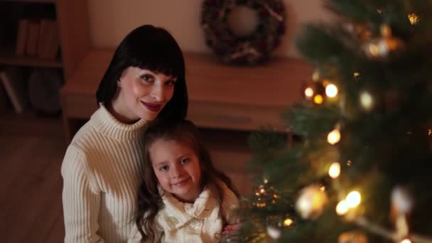 Madre Hija Decorando Árbol Navidad Casa Interior Estilo Una Habitación — Vídeo de stock