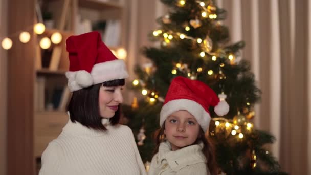 크리스마스 따뜻하고 스웨터를 아름다운 엄마와 귀여운 스러운 가족의 모습을 사진을 — 비디오