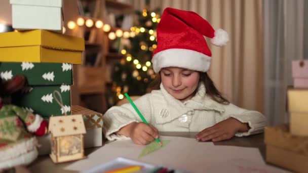 Carta Para Pai Natal Bonito Menina Caucasiana Chapéu Vermelho Sentado — Vídeo de Stock