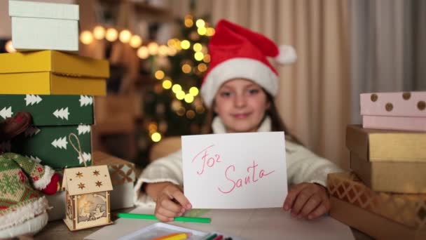 Piccola Bambina Prescolare Cappello Rosso Con Lettera Babbo Natale Seduta — Video Stock
