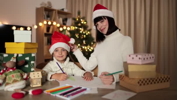 Menina Pré Escolar Embrulhado Carta Escrita Para Papai Noel Enquanto — Vídeo de Stock