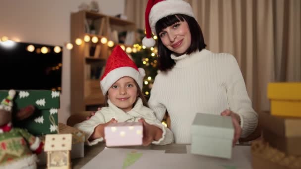 Feliz Navidad Felices Fiestas Joven Madre Feliz Pequeña Hija Linda — Vídeos de Stock