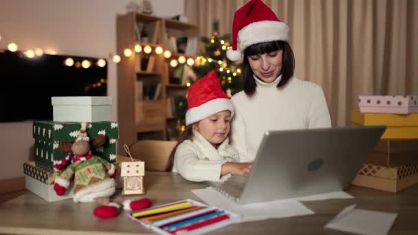 Indoor Shot Van Mooie Gelukkige Jonge Vrouw Haar Meisje Online — Stockvideo