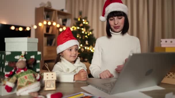 Giovane Madre Caucasica Sua Piccola Figlia Carina Seduta Tavola Chattare — Video Stock