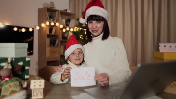 Joyeux Famille Jeune Belle Mère Petite Fille Mignonne Chapeaux Rouges — Video