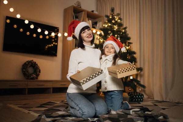Frohe Weihnachten Und Frohe Feiertage Junge Glückliche Mutter Und Kleine — Stockfoto
