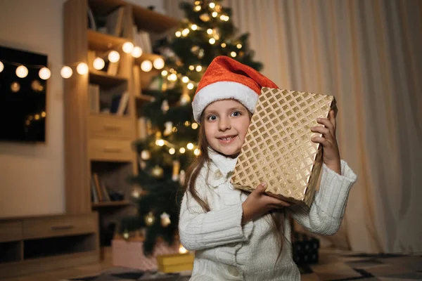 Vue Rapprochée Enfant Féminin Heureux Tenant Cadeau Noël Dans Beau — Photo