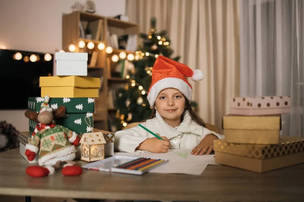 Joyeux Noël Joyeuses Fêtes Petite Fille Mignonne Chapeau Rouge Écrit — Photo