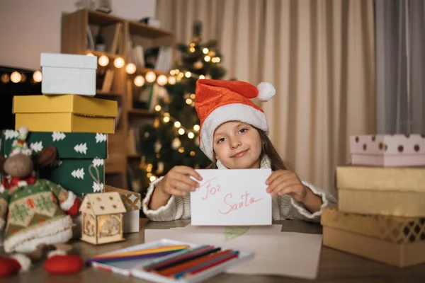 Weihnachten Feiertage Und Kindheitskonzept Lächelndes Kaukasisches Mädchen Mit Rotem Hut — Stockfoto