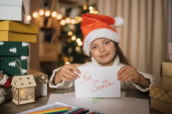 Kleines Vorschulmädchen Mit Rotem Hut Und Brief Den Weihnachtsmann Sitzt — Stockfoto