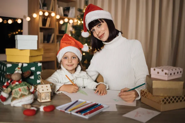 Joyeux Famille Jeune Belle Mère Petite Fille Mignonne Chapeaux Rouges — Photo