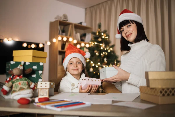 Familienweihnachtsfeier Lächelnde Junge Frau Tauscht Weihnachtsgeschenke Mit Ihrer Süßen Vorschultochter — Stockfoto