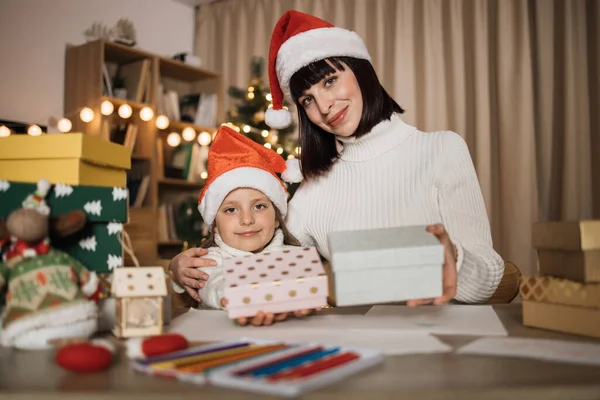 Frohe Weihnachten Und Frohe Feiertage Junge Glückliche Mutter Und Kleine — Stockfoto