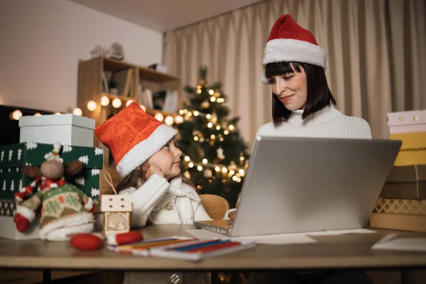 Innenaufnahme Der Schönen Glücklichen Jungen Frau Und Ihres Mädchens Beim — Stockfoto