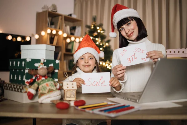 Konzept Des Urlaubsrabatts Junge Reizende Mutter Und Niedliche Charmante Tochter — Stockfoto