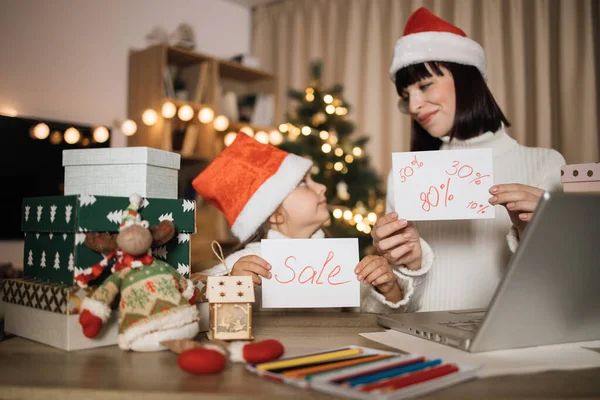 Konzentrieren Sie Sich Auf Brief Mit Verkauf Aufschrift Verschwommen Junge — Stockfoto