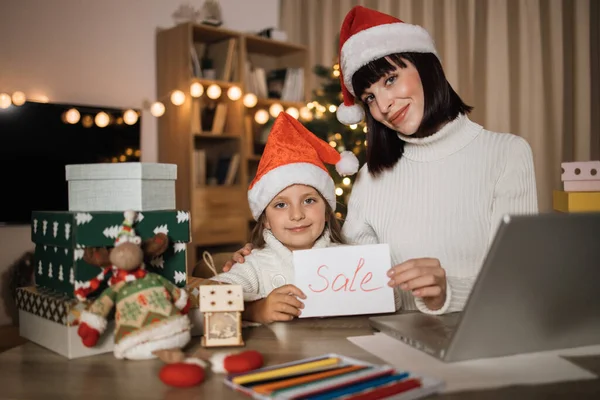 Fröhliche Süße Mädchen Und Ihre Mutter Mit Charmantem Lächeln Weihnachtsmützen — Stockfoto