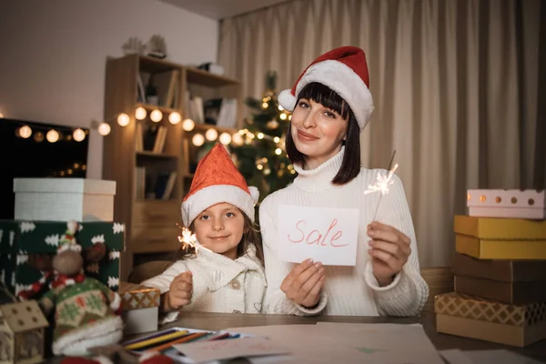 Joyeux Fille Mignonne Mère Avec Sourire Charmant Dans Santa Chapeaux — Photo