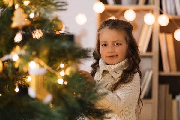 Petite Adorable Fille Pull Tricoté Est Accroché Décoration Sur Arbre — Photo