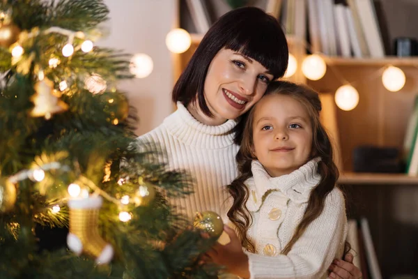 Mère Fille Tenant Décoration Pour Arbre Noël Intérieur Élégant Une — Photo