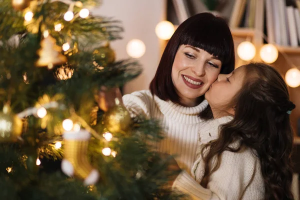 Joyeux Petit Enfant Caucasien Préscolaire Décorant Arbre Noël Avec Une — Photo