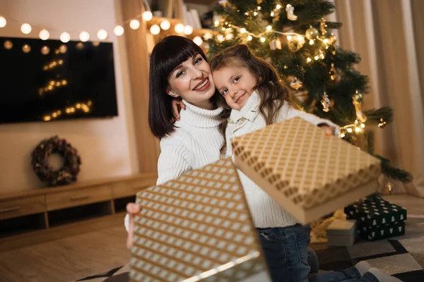 Aimer Maman Fille Enfant Célébrer Les Vacances Nouvel Maison Souriant — Photo