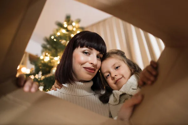 Niedriger Blickwinkel Aus Dem Inneren Der Schachtel Von Jungen Kaukasischen — Stockfoto