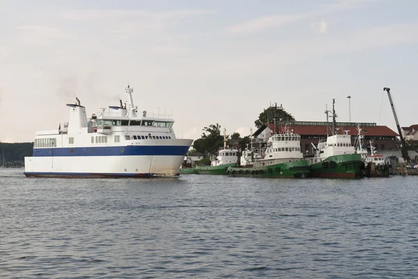 Ferry anlöper hamn — Stockfoto