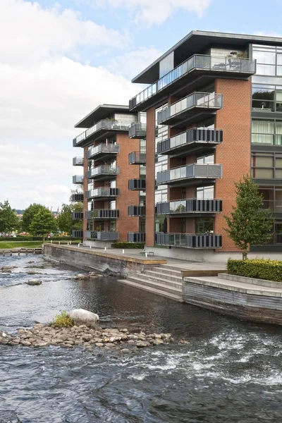 Moderne Wohnungen am Fluss — Stockfoto