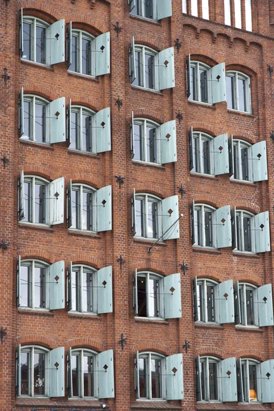 Okna z okiennicami — Zdjęcie stockowe