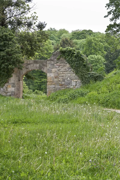 Oude poort in het forest — Stockfoto