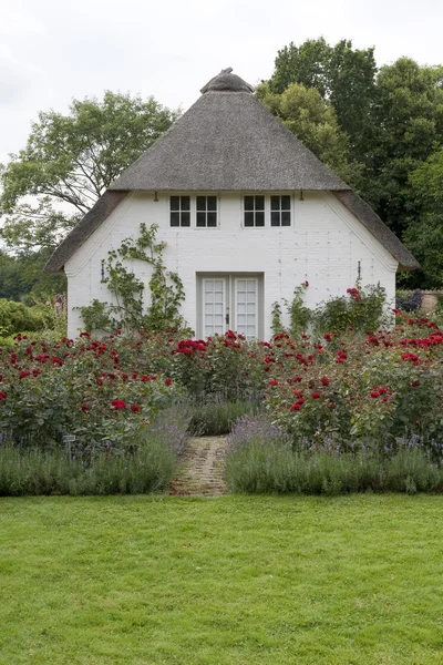 Piccola casa nel giardino delle rose — Foto Stock