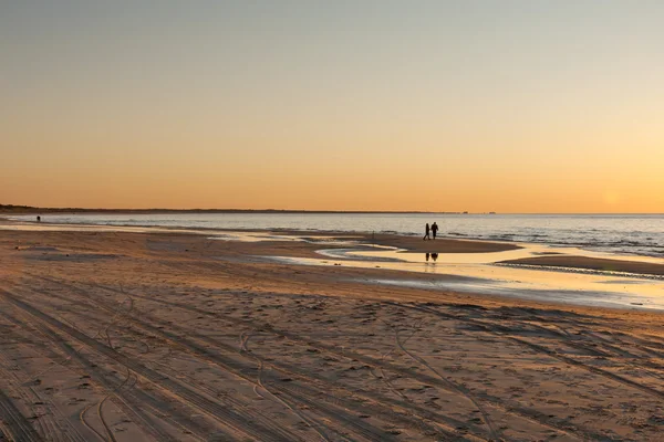 Solnedgång vid stranden — Stockfoto