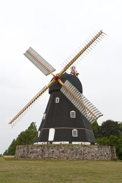 Černý větrný mlýn — Stock fotografie
