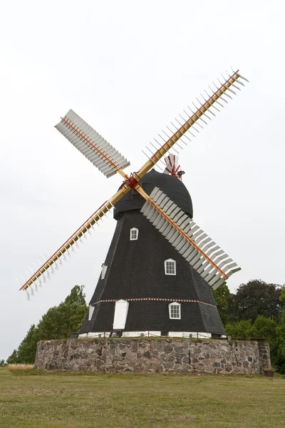 Svart väderkvarn — Stockfoto