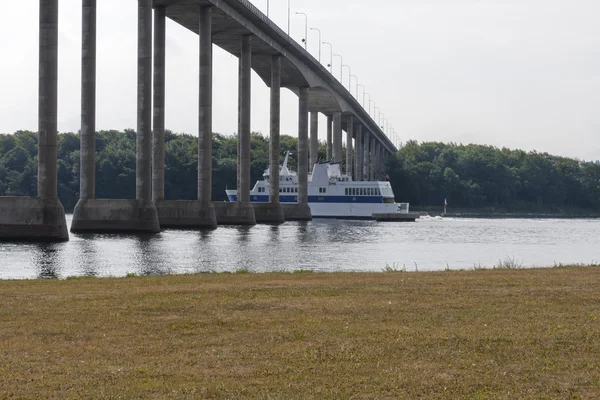 Ferry passerar under en bro — Stockfoto