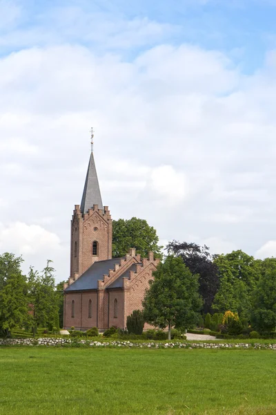 Danska byn kyrkan — Stockfoto