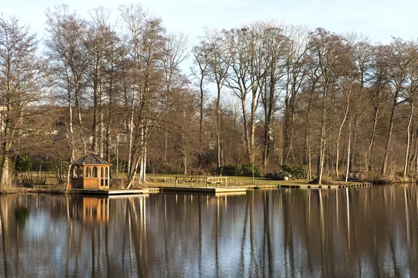 Чайный домик на озере — стоковое фото