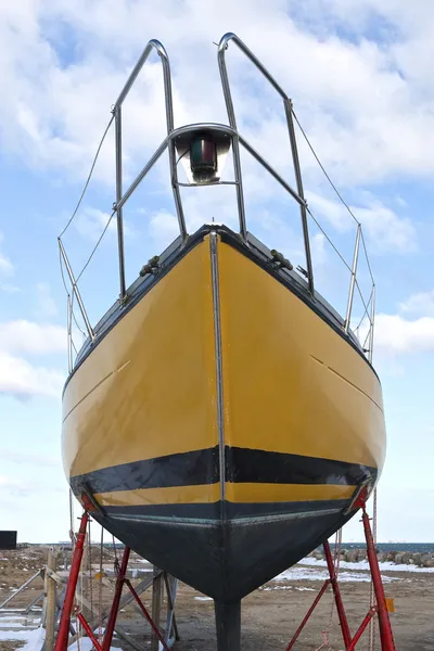 Kış için depolanan sarı yelkenli — Stok fotoğraf