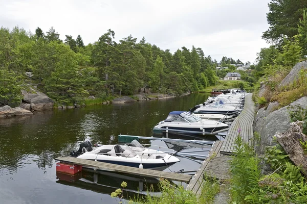 Piccola marina in un Fiordo norvegese — Foto Stock