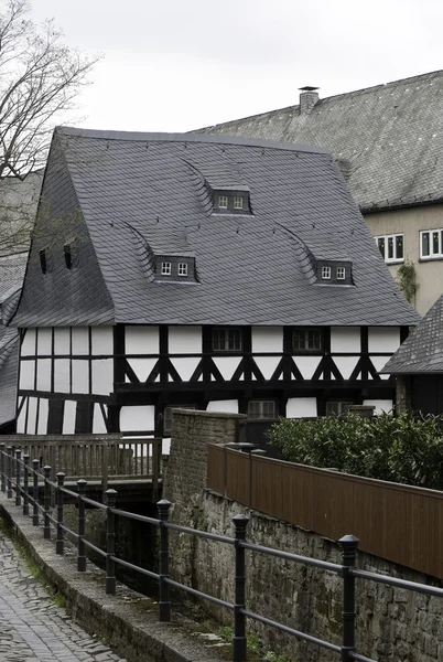 Maison à colombages avec toit en ardoise — Photo