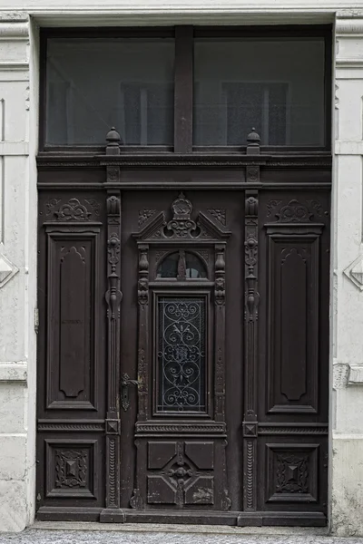 Коричневий двері — стокове фото