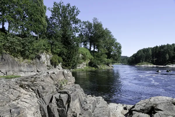 Rochers au bord de la rivière — Photo
