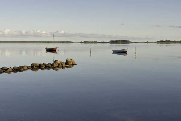 Dinghies em uma costa dinamarquesa — Fotografia de Stock