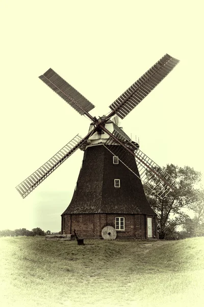 Antiguo molino de viento —  Fotos de Stock