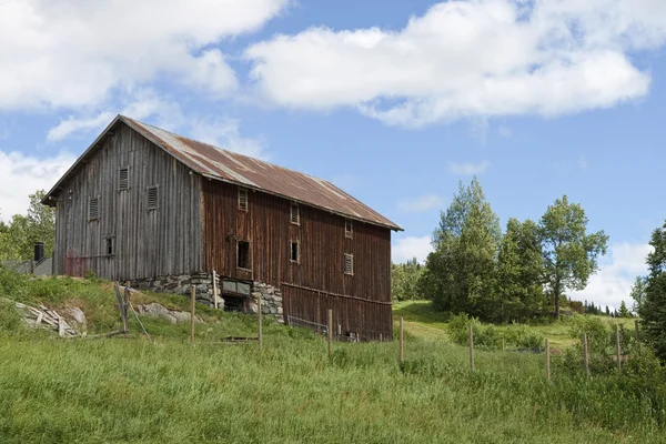 Antiguo granero en el campo — Foto de Stock