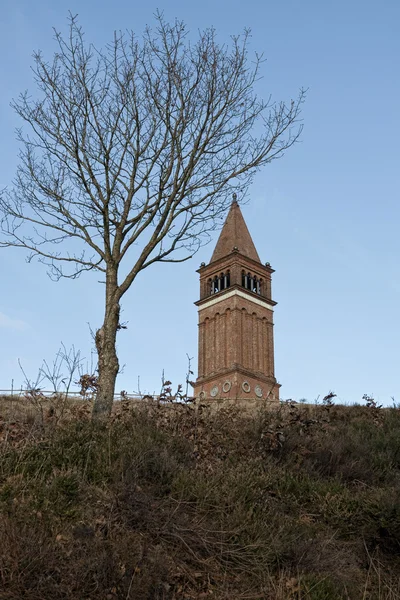 Toren tegen de blauwe hemel — Stockfoto