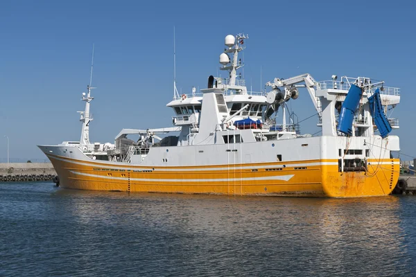 Fischerboot im Hafen — Stockfoto