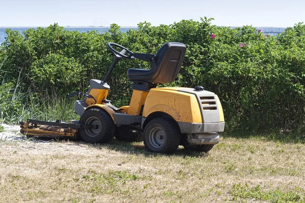 Yellow Lawn Mower — Stock Photo, Image